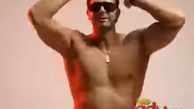 Этот мальчик танцует для тебя!