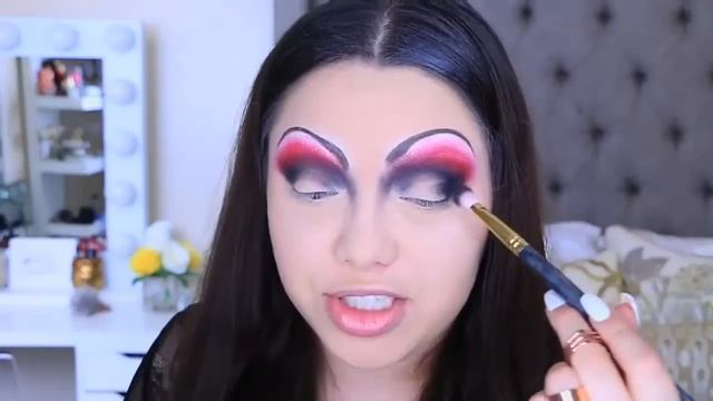 Девушка сделала трансвестит-макияж, воссоздав фильтр смотреть онлайн