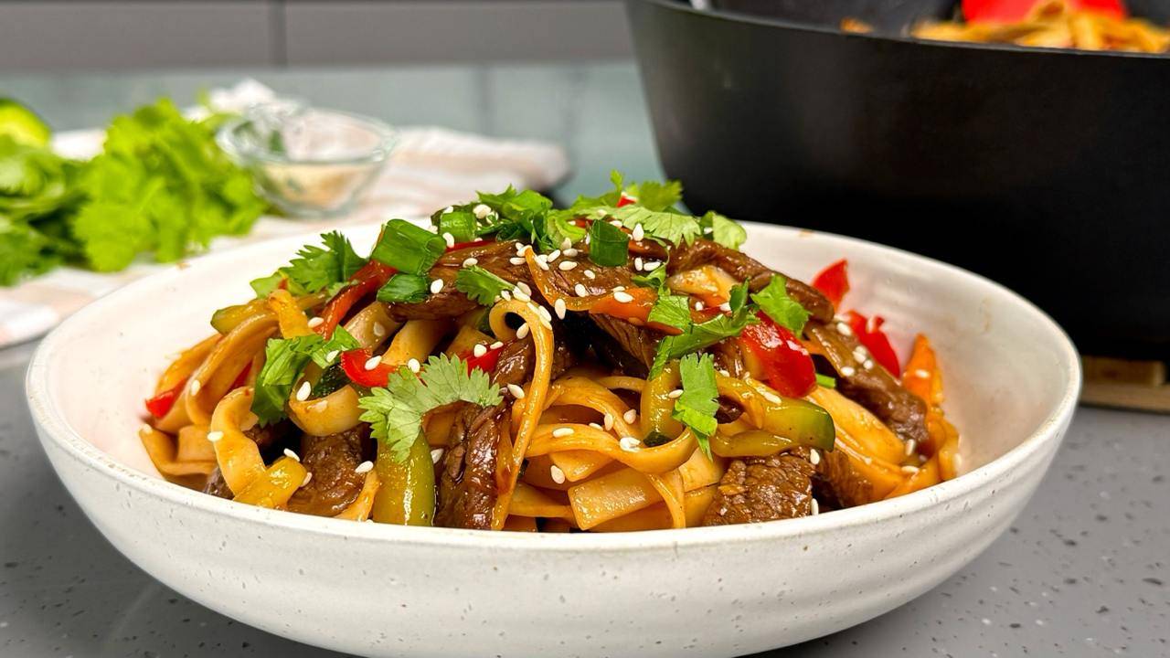 "Зверски" ВКУСНО ! Удон с говядиной , вкуснее , чем в любом ресторане и доставке! смотреть онлайн