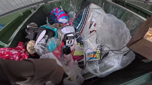 КАК_Я_ЗАРАБАТЫВАЮ_ЛАЗАЯ_ПО_ПОМОЙКАМ смотреть онлайн