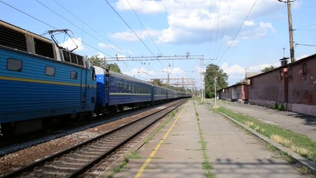 Приветственая бригада ЧС7-176 с поездом 4 Запорожье-Ужго