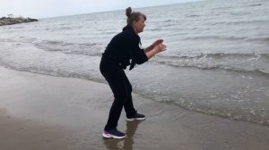 Бесплатный пляж Каспийского моря. Женщины на пляже.