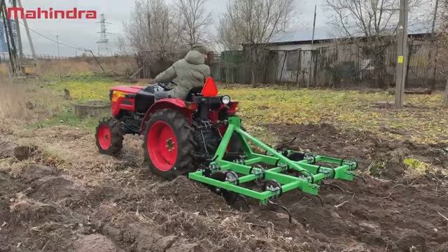 Работа мини-трактора с культиватором-окучником. смотреть онлайн