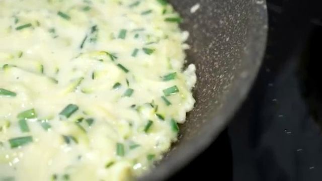 Просто натрите 1 кабачок и 1 картошку! САМЫЙ вкусный рецепт! Очень рекомендую приготовить