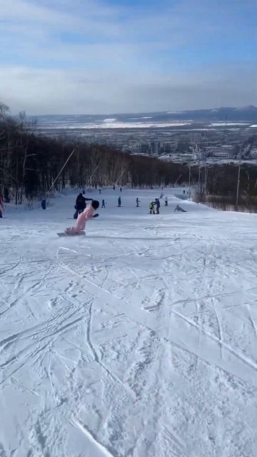 Тренируем разгрузку вверх для карвинга) #snow #snowboarding #snowboardtricks #street #freestyle смотреть онлайн