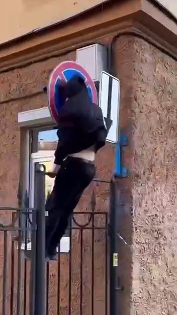 чувак смешно башкой ударился об знак дополнение к знаку его голова