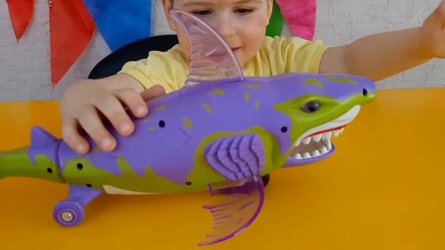 Играем с акулой Акула распаковка Игрушка для детей смотреть онлайн