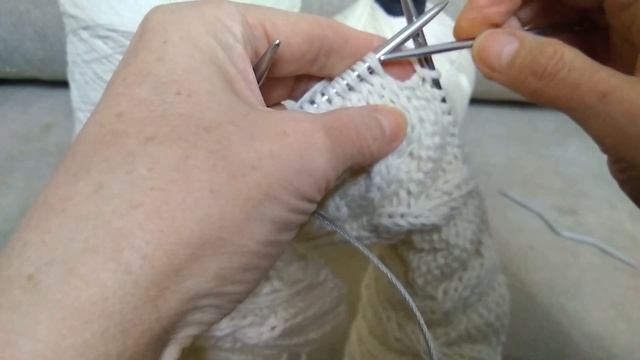 МК по вязанию супер стильного свитера с необычной горловиной спицами/вяжем узор аран с 13 по 18 ряд смотреть онлайн