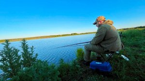 РЫБАЛКА НА ПОПЛАВОК С ДЕВУШКОЙ! ЛОВЛЯ КАРАСЯ НА ПОПЛАВОК ВЕЧЕРОМ | Рыбалка на поплавок 2025