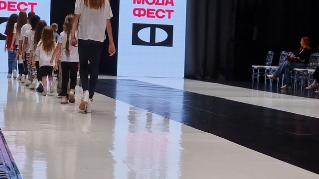 Дети модели из Fashion kids models репетировали перед выходом на подиум МОДА ФЕСТ ЮГА РОССИИ 2025! смотреть онлайн