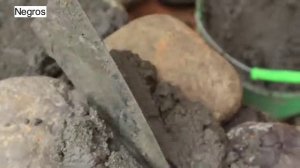 София 21. София выкладывает печь во дворе дома и готовит ужин.