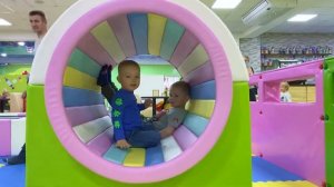 Играем в Лабиринте | Indoor Playground | Family Fun for Kids | Indoor Play Area |Playroom with Ball