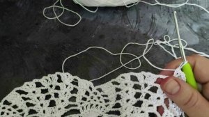 Вяжем красивую салфетку крючком