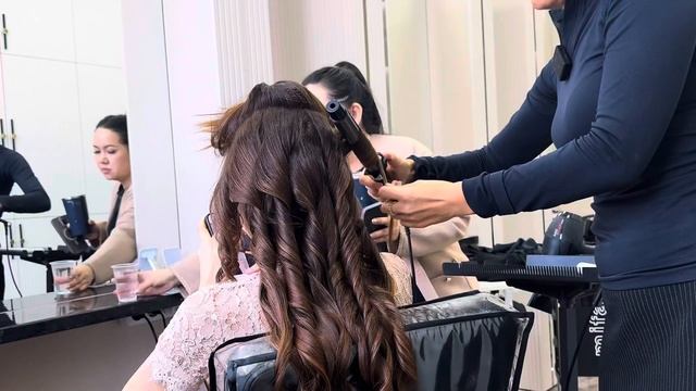 Как легко накрутить объемные локоны от корней на длин? смотреть онлайн