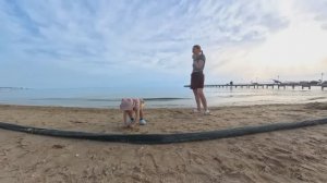 Пляж Анапа Витязево 26 мая 2025 Люди купаются. Мазут ушел пришли водоросли