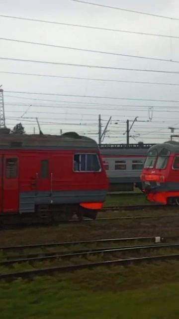 АЯ4Д 002 стоит рядом с ж/д станцией 