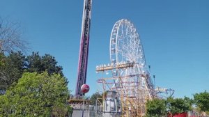 Аттракцион развлечений . Колесо обозрений . горки