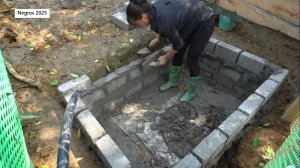 Дорис 26. Дорис собирает гусиные яйца и строит небольшой бассейн для гусей в загоне.