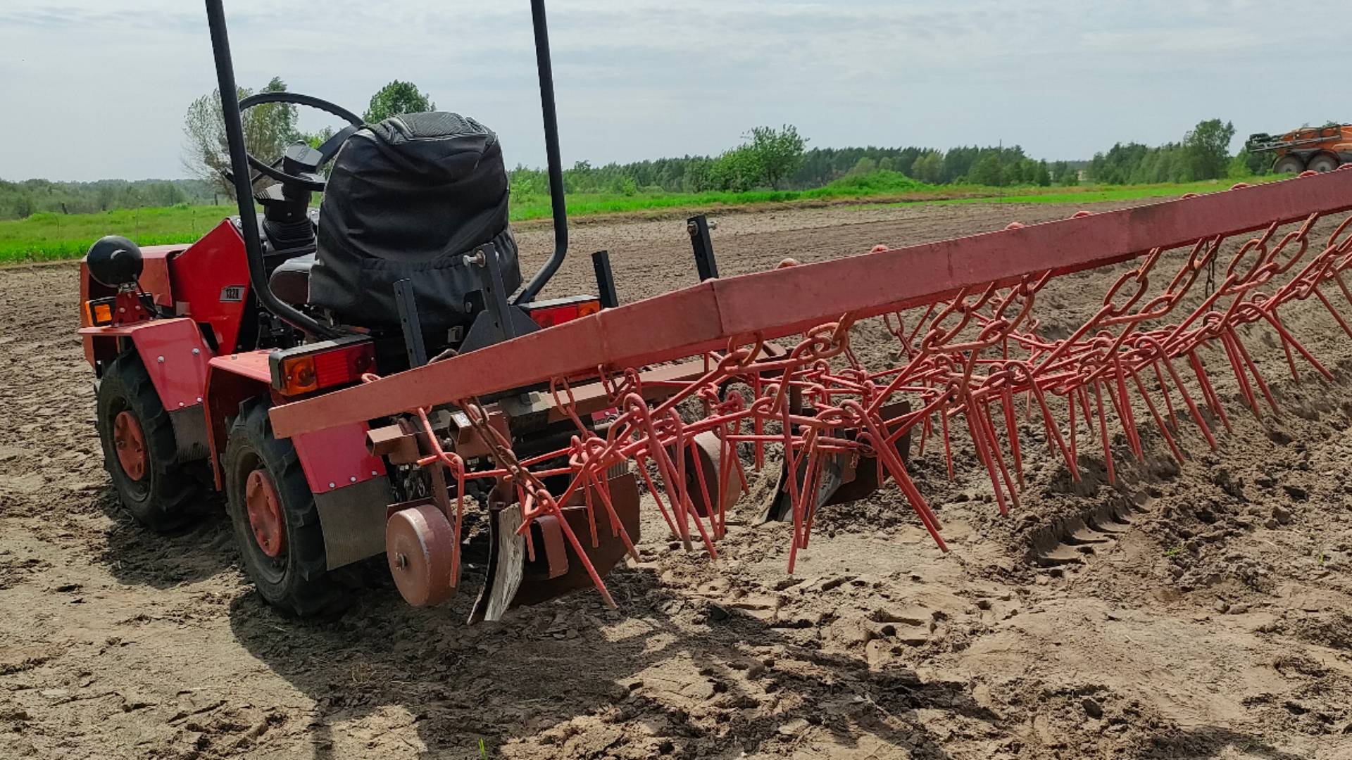 Мтз 132н.Сетчатая борона в деле !