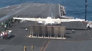 Взлет транспортного самолета с авианосца
