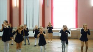 Весь мир танцует чику рику