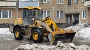 Фронтальный погрузчик XCMG LW300K. Работа по уборке снега. Насилие машины.