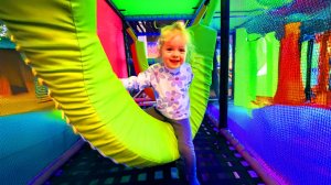 Ultimate Play – Анна Мария на неоновой площадке: горки, сетки и прыжки!