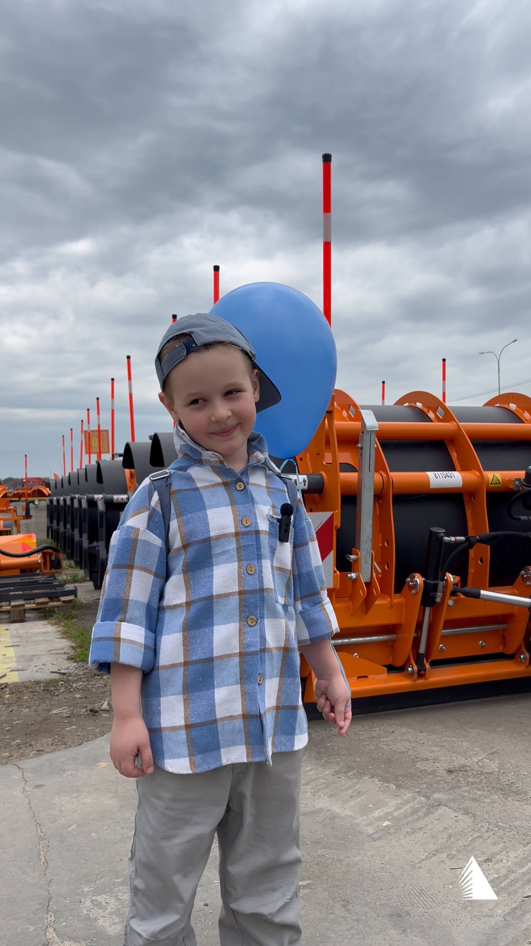 С Днем защиты детей — Спросили у детей сотрудников, чем занимаются родители на работе? смотреть онлайн