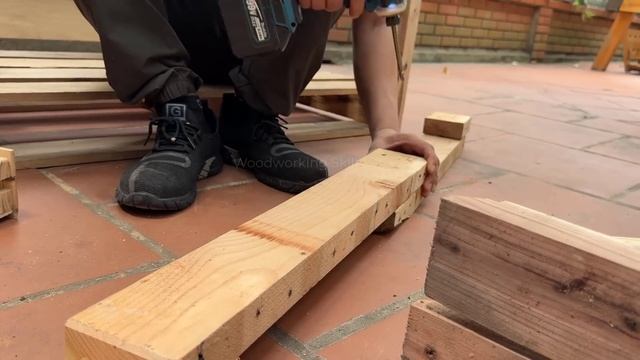 Amazing Pallet Wood Idea: Transforming Old Pallets Into A COZY Swing Chair