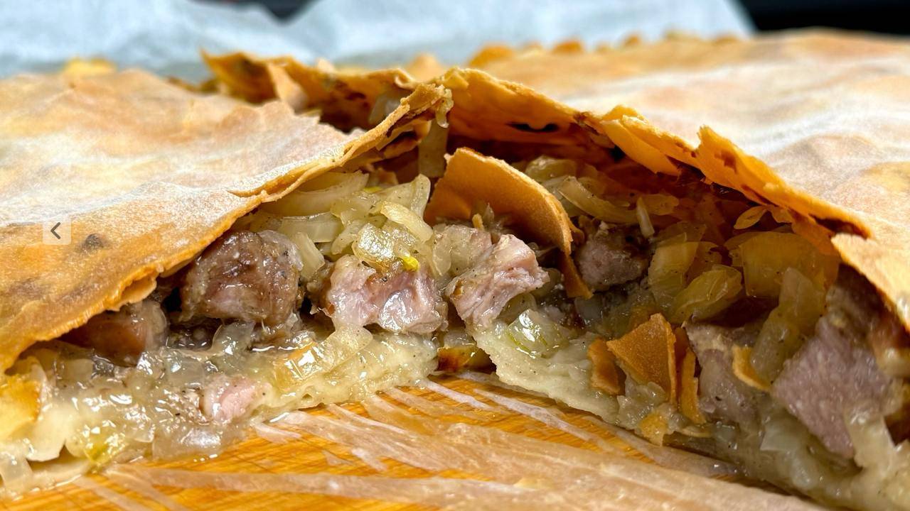 Звучит уже ВКУСНО! Свинина , запеченная с луком в тесте! Простой домашний рецепт смотреть онлайн