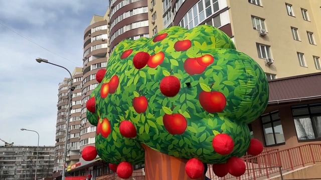 Дерево надувная реклама