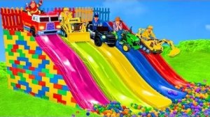 Дети играют с горками и игрушечными транспортными средствами