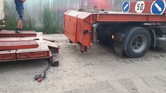 Цепляем низкорамный прицеп с передним самозаедом и грузом в 33 т. смотреть онлайн