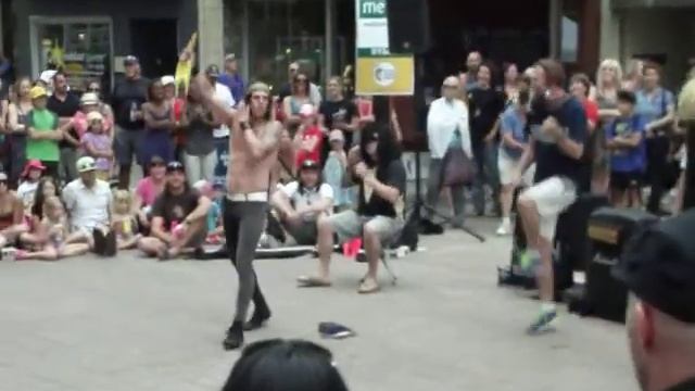 Уличное шоу в центре канадской столицы.Street show смотреть онлайн