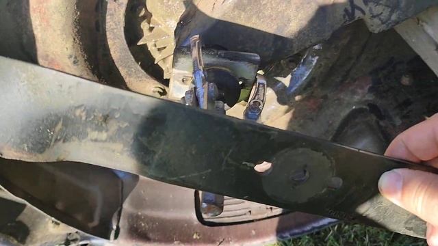 Бензокосилка газонов Hüter GLM-5 S снимаем нож