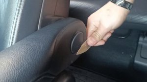 Снятие заглушки на подлокотнике на Honda CRV 3/Removing the plug on t