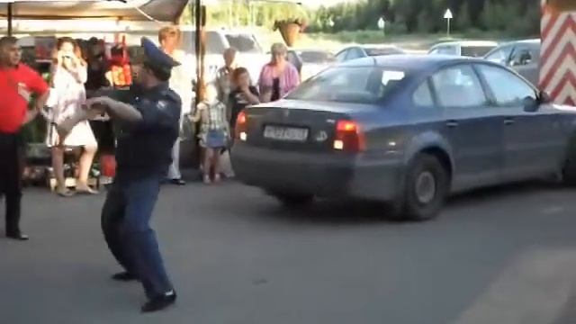 Пьяный гаишник? А может, у него просто настроение отличное?! смотреть онлайн
