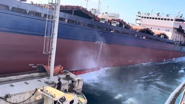 Спуск на воду морского судна.