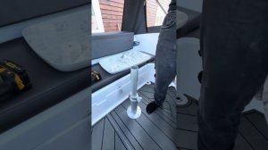 Лодка Victory 570 Cruiser, установка столика в кокпите