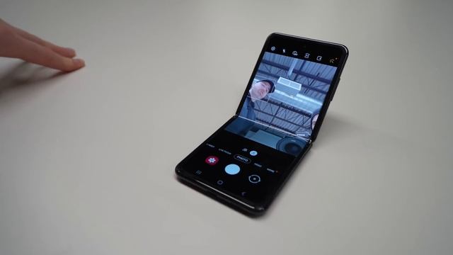 Samsung Galaxy Z Flip Hands On - Better Than Razr?
