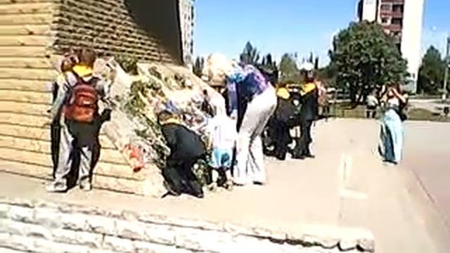 Возложение цветов школьниками на 9-е мая