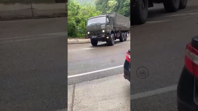 Неожиданный "гололёд "стал причиной балета большегрузов и сотрудников ГАИ под Туапсе. смотреть онлайн