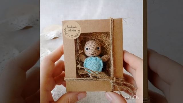 Малыши в подарочных упаковках. #миниатюра #длякукол #игрушки #вязание #маленькиеигрушки #подарки смотреть онлайн