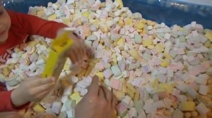 Полный бассейн с маршмэллоу сюрпризы Marshmallow pool with surprise