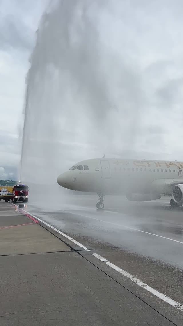 Встретил борт Etihad Airways, который совершил первый рейс в аэропорт Сочи из Абу-Даби 👏 смотреть онлайн