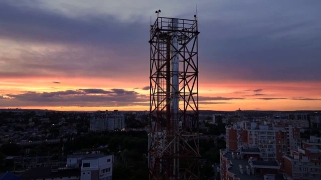 Невероятный закат: Полет дрона над улицей Melestiu смотреть онлайн