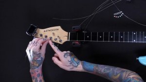 Как поменять струны на электрогитаре?