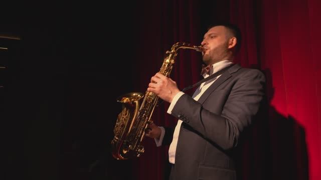 Cаксафонист Promo смотреть онлайн