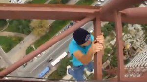 паркур на кране высотой 150 м.