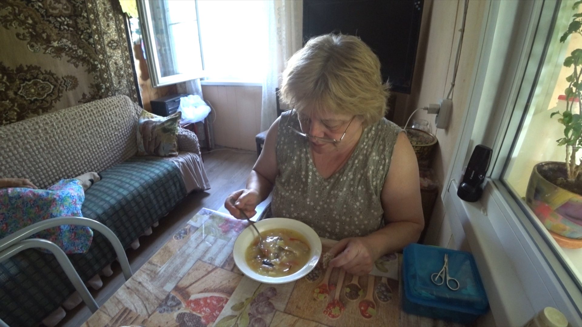 Обед у Любашки. Угощают ухой. смотреть онлайн